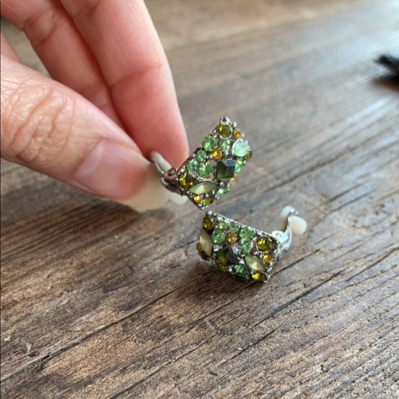 BNWOT Vintage Green Gem Encrusted Clip-on Earrings - Picture 3 of 4